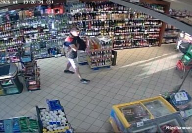 Wynieśli alkohol i papierosy za ponad 4 tys. zł! Policja publikuje zdjęcia. Rozpoznajesz tych mężczyzn? [ZDJĘCIA]