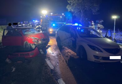 Zderzenie trzech pojazdów na drodze wojewódzkiej. Dwie osoby przetransportowano do szpitala Zderzenie trzech pojazdów na drodze wojewódzkiej. Dwie osoby przetransportowano do szpitala