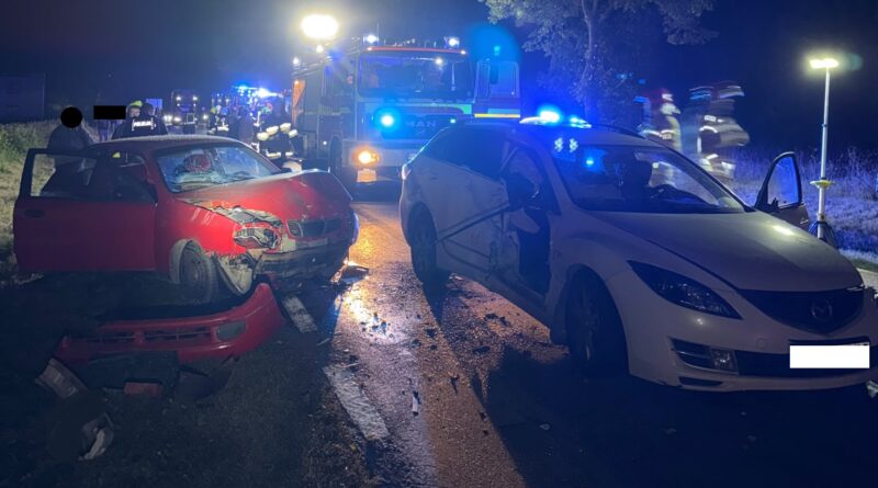Zderzenie trzech pojazdów na drodze wojewódzkiej. Dwie osoby przetransportowano do szpitala Zderzenie trzech pojazdów na drodze wojewódzkiej. Dwie osoby przetransportowano do szpitala